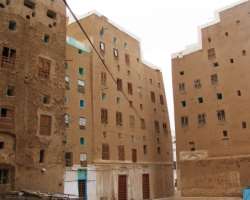 There are 16th-century houses made of mud bricks in the city. About 500 of these houses are tower blocks that are 5 to 11 story high. It is because of